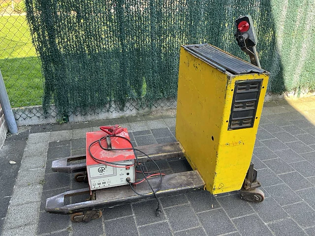 1995 tp/e20 elektrische palletwagen met lader - afbeelding 1 van  8