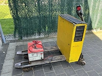1995 tp/e20 elektrische palletwagen met lader - afbeelding 1 van  8