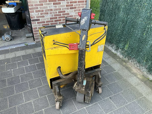 1995 tp/e20 elektrische palletwagen met lader - afbeelding 2 van  8