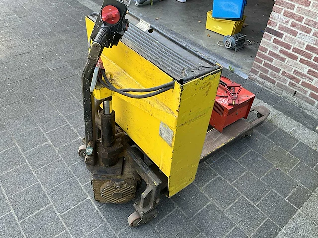 1995 tp/e20 elektrische palletwagen met lader - afbeelding 4 van  8