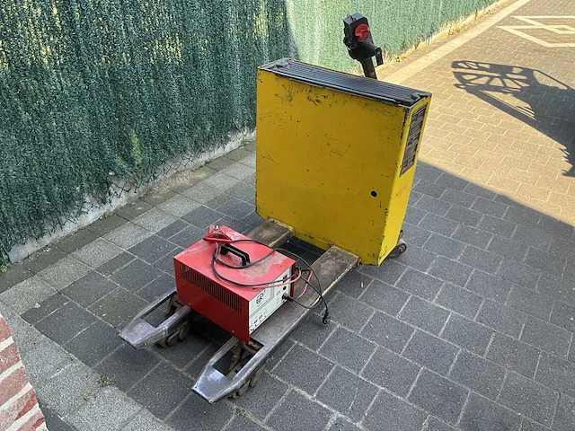 1995 tp/e20 elektrische palletwagen met lader - afbeelding 5 van  8
