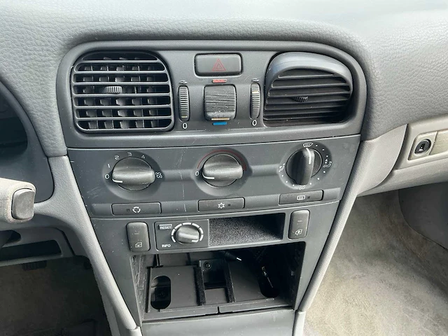 1996 volvo v40 personenauto - afbeelding 16 van  46