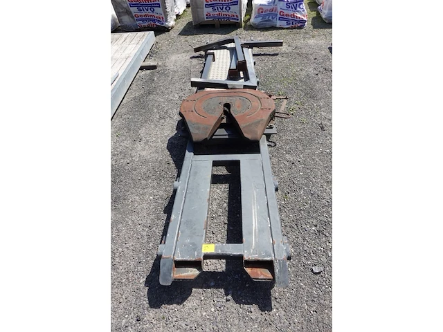 1x afneembaar chassis met koppelschotel oplegger - afbeelding 1 van  4