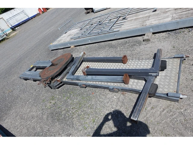 1x afneembaar chassis met koppelschotel oplegger - afbeelding 2 van  4