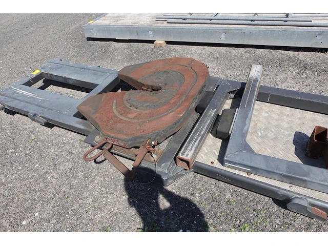 1x afneembaar chassis met koppelschotel oplegger - afbeelding 3 van  4