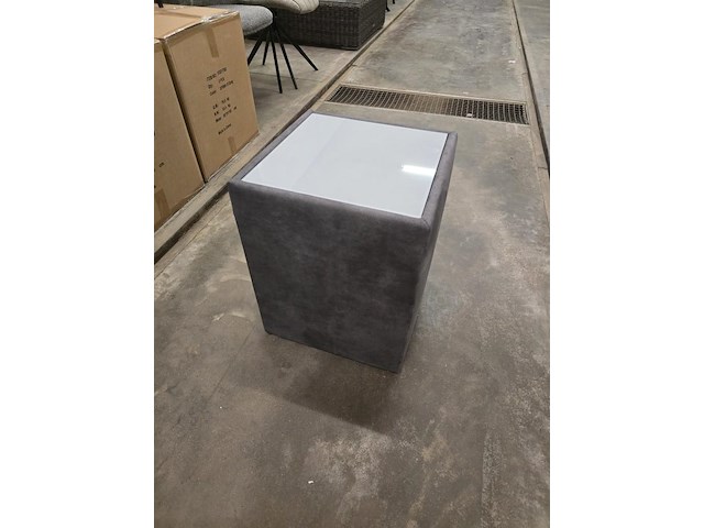 1x bijzettafeltje pu leder met glasblad 42x42x52h - afbeelding 1 van  5