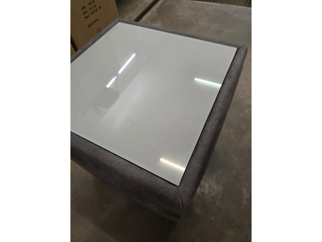 1x bijzettafeltje pu leder met glasblad 42x42x52h - afbeelding 4 van  5