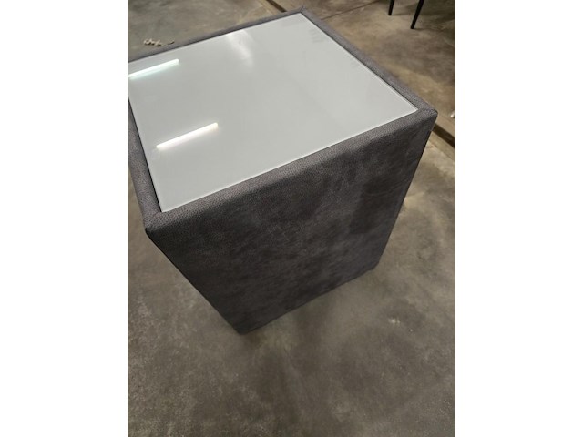 1x bijzettafeltje pu leder met glasblad 42x42x52h - afbeelding 5 van  5