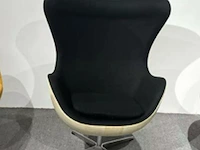 1x egg chair zwart licht hout