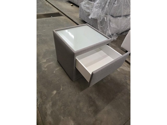 1x nachtkastje in stof met lade en glasblad 50x50x46h - afbeelding 6 van  9