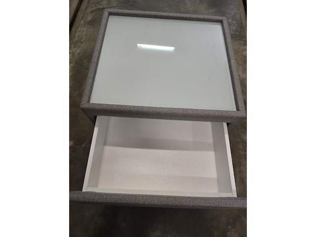 1x nachtkastje in stof met lade en glasblad 50x50x46h - afbeelding 9 van  9