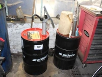 2 aangebroken vaten olie 5w30 met pompen - afbeelding 1 van  4