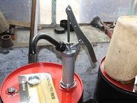 2 aangebroken vaten olie 5w30 met pompen - afbeelding 2 van  4