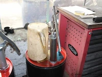 2 aangebroken vaten olie 5w30 met pompen - afbeelding 3 van  4