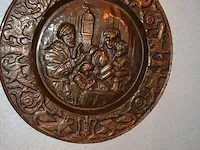 2 aardewerk kannen, chinese vaas, 2 olielampen, wandklok, 2 kruisbeelden, beeld onder stolp, houten klok - afbeelding 2 van  14