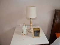 2 aardewerk kannen, chinese vaas, 2 olielampen, wandklok, 2 kruisbeelden, beeld onder stolp, houten klok - afbeelding 3 van  14