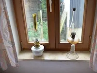 2 aardewerk kannen, chinese vaas, 2 olielampen, wandklok, 2 kruisbeelden, beeld onder stolp, houten klok - afbeelding 4 van  14