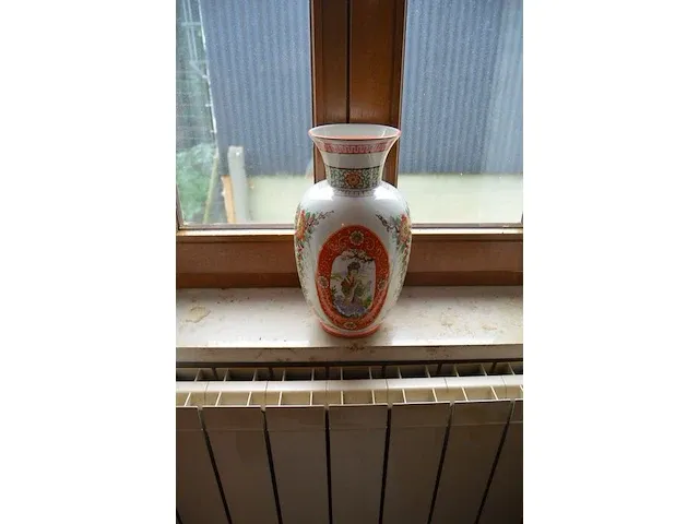 2 aardewerk kannen, chinese vaas, 2 olielampen, wandklok, 2 kruisbeelden, beeld onder stolp, houten klok - afbeelding 5 van  14