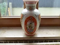 2 aardewerk kannen, chinese vaas, 2 olielampen, wandklok, 2 kruisbeelden, beeld onder stolp, houten klok - afbeelding 5 van  14