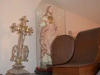 2 aardewerk kannen, chinese vaas, 2 olielampen, wandklok, 2 kruisbeelden, beeld onder stolp, houten klok - afbeelding 6 van  14