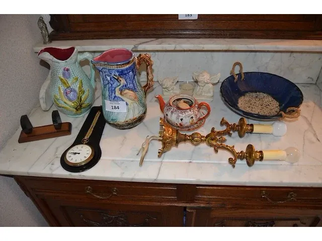 2 aardewerk kannen, chinese vaas, 2 olielampen, wandklok, 2 kruisbeelden, beeld onder stolp, houten klok - afbeelding 1 van  14