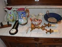 2 aardewerk kannen, chinese vaas, 2 olielampen, wandklok, 2 kruisbeelden, beeld onder stolp, houten klok - afbeelding 1 van  14