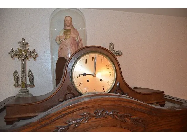 2 aardewerk kannen, chinese vaas, 2 olielampen, wandklok, 2 kruisbeelden, beeld onder stolp, houten klok - afbeelding 7 van  14