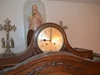 2 aardewerk kannen, chinese vaas, 2 olielampen, wandklok, 2 kruisbeelden, beeld onder stolp, houten klok - afbeelding 7 van  14