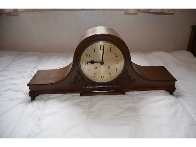 2 aardewerk kannen, chinese vaas, 2 olielampen, wandklok, 2 kruisbeelden, beeld onder stolp, houten klok - afbeelding 8 van  14