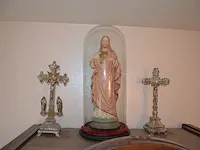 2 aardewerk kannen, chinese vaas, 2 olielampen, wandklok, 2 kruisbeelden, beeld onder stolp, houten klok - afbeelding 9 van  14