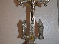 2 aardewerk kannen, chinese vaas, 2 olielampen, wandklok, 2 kruisbeelden, beeld onder stolp, houten klok - afbeelding 10 van  14