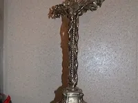 2 aardewerk kannen, chinese vaas, 2 olielampen, wandklok, 2 kruisbeelden, beeld onder stolp, houten klok - afbeelding 11 van  14