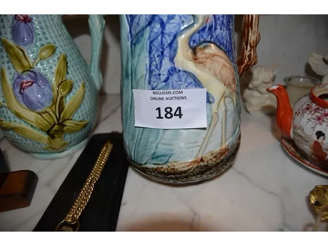 2 aardewerk kannen, chinese vaas, 2 olielampen, wandklok, 2 kruisbeelden, beeld onder stolp, houten klok - afbeelding 12 van  14