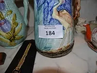 2 aardewerk kannen, chinese vaas, 2 olielampen, wandklok, 2 kruisbeelden, beeld onder stolp, houten klok - afbeelding 12 van  14