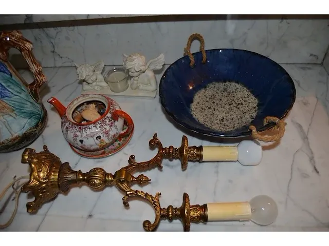 2 aardewerk kannen, chinese vaas, 2 olielampen, wandklok, 2 kruisbeelden, beeld onder stolp, houten klok - afbeelding 13 van  14