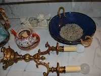2 aardewerk kannen, chinese vaas, 2 olielampen, wandklok, 2 kruisbeelden, beeld onder stolp, houten klok - afbeelding 13 van  14