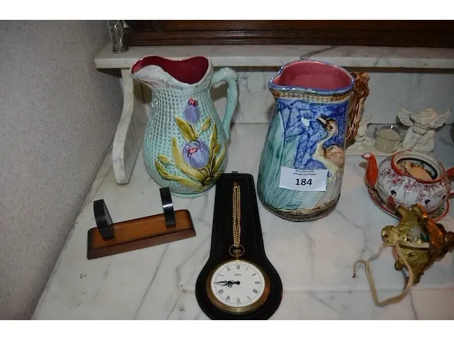 2 aardewerk kannen, chinese vaas, 2 olielampen, wandklok, 2 kruisbeelden, beeld onder stolp, houten klok - afbeelding 14 van  14