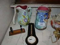 2 aardewerk kannen, chinese vaas, 2 olielampen, wandklok, 2 kruisbeelden, beeld onder stolp, houten klok - afbeelding 14 van  14