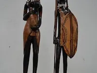 2 afrikaanse beeldjes op marmeren voet afm. ca. 50cm