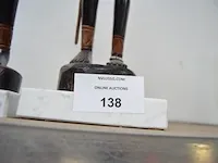 2 afrikaanse beeldjes op marmeren voet afm. ca. 50cm - afbeelding 2 van  4