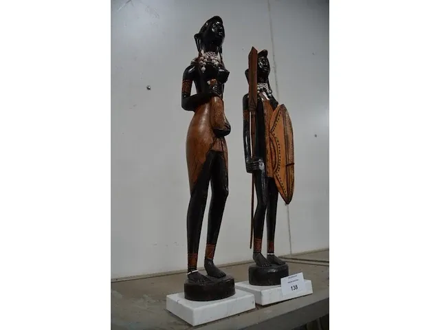 2 afrikaanse beeldjes op marmeren voet afm. ca. 50cm - afbeelding 3 van  4