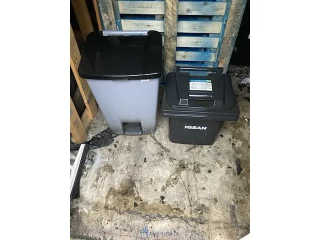 2 afvailcontainers - afbeelding 1 van  4