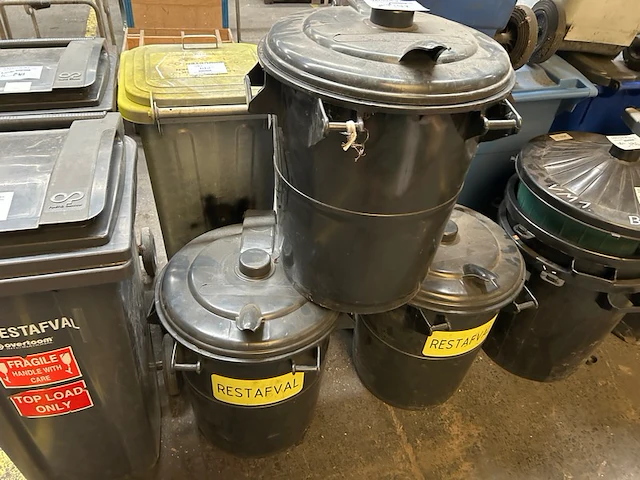 2 afvalcontainers - afbeelding 1 van  2