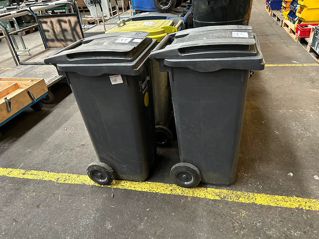 2 afvalcontainers - afbeelding 1 van  4