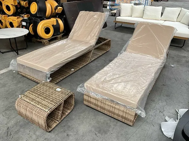 2 alu loungebedden liv•out en 1 bijzettafeltje - afbeelding 1 van  4
