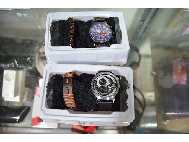 2 analoge polshorloges, 2 armbanden - afbeelding 1 van  4