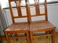 2 antiek houten stoelen met rieten zitvlak - beschadigd