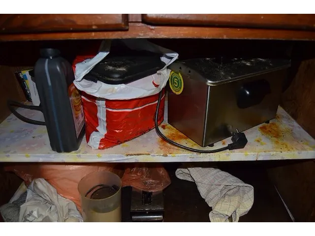 2 antiek kasten 5 deuren 2 laden, strijkijzer calor, kookplaat shg, trapladder 4 treden, enz - afbeelding 7 van  17