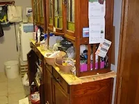 2 antiek kasten 5 deuren 2 laden, strijkijzer calor, kookplaat shg, trapladder 4 treden, enz - afbeelding 1 van  17