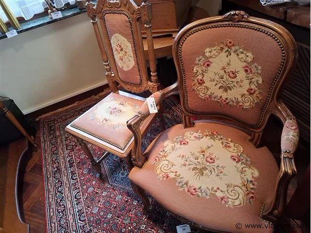 2 antieke stoelen - afbeelding 1 van  3